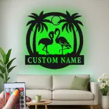 Insegna in metallo con fenicottero personalizzata e LED | Decorazione tropicale per casa al mare | Arte murale con nome per patio e soggiorno