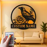 Individuelles Raben-Metallschild | Personalisierte gotische Rosen-Wandkunst | LED-beleuchtete Vintage-Vogel-Dekoration für Zuhause oder Büro