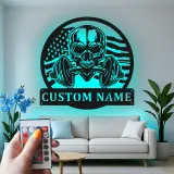 Insegna LED per palestra con teschio e manubrio | Arte murale in metallo personalizzata per home gym | Regalo per sollevatori di pesi con bandiera americana
