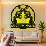 Personalisierte Metalltafel mit gekreuzten Revolvern | LED-beleuchtete Wandkunst für den Männerraum | Vintage Waffenzimmer Dekor | Einzigartiges Geschenk für Ihn