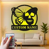 Insegna in metallo personalizzata con farfalla e teschio luce LED regalo unico per amanti del goth decorazione per camera da letto o soggiorno 1