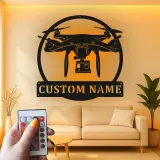 Personalisierte LED-Metall-Wandkunst mit Drohnenmotiv – Geschenk für Drohnenfans, Büro- oder Studio-Deko 1