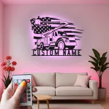 Insegna LED personalizzata per lineman | Arte murale in metallo con camion a cestello | Regalo personalizzato per lavoratori del settore elettrico | Decorazione patriottica con bandiera americana