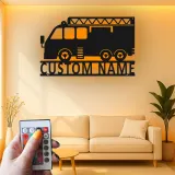 Plaque personnalisée camion de pompiers | Décoration murale LED en métal pour chambre d’enfant | Cadeau pompier personnalisé | Déco caserne
