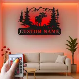 Insegna in metallo personalizzata con alce e LED | Arte faunistica da parete per decorazione di cabin | Targa con nome rustico per lodge