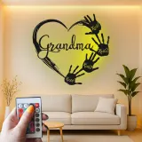 Cadeau LED personnalisé pour grand-mère | Décoration murale en métal sur mesure avec empreintes de mains des petits-enfants | Déco souvenir familiale