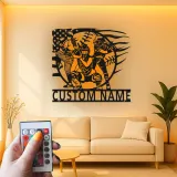 Insegna in Metallo per Giocatori di Softball Personalizzata | Arte da Parete LED con Nome Personalizzato | Regalo per Squadra di Softball | Decorazioni per Camera delle Ragazze & Ricevitore, Lanciatore, Battitore