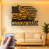 Décoration métallique LED personnalisée d’excavatrice | Panneau prénom avec drapeau américain | Déco d’engin lourd pour garage | Cadeau pour conducteur d’engins