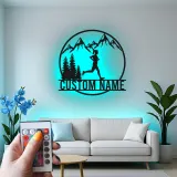 Personalisierte Metall-Wandkunst mit LED-Beleuchtung für Läufer im Berglandschaftsdesign