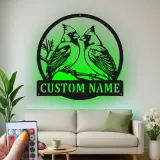 Insegna in metallo personalizzata con coppia di cardinali e luce LED - Regalo per amanti degli uccelli - Decorazione per soggiorno e natura 1