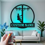 Arte da Parete in Metallo LED per Lineman | Regalo Personalizzato per Elettricista | Insegna con Nome Personalizzata per Garage o Ufficio | Decorazione per Palo Elettrico