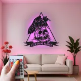 Insegna LED in metallo gotica con corvo e teschio | Arte murale horror personalizzata | Decorazione spettrale su misura per man cave, studio | Targhetta dark art