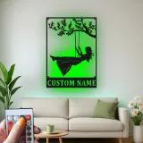 Letrero LED personalizado de niña en columpio | Decoración mural de metal con nombre a medida | Regalo para guardería y cuarto de juegos
