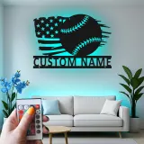 Insegna in metallo personalizzata con luce LED bandiera americana per baseball, regalo sportivo per fan del baseball, decorazione per sala giochi