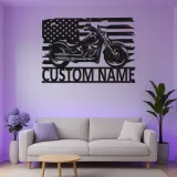 Insegna in Metallo Personalizzata con Moto Cruiser | Arte Murale LED con Bandiera Americana | Regalo Personalizzato per Biker | Decorazione per Caverna degli Uomini