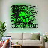 Insegna LED Personalizzata con Cacciatore e Cane da Caccia | Arte Personalizzata con Labrador Retriever | Regalo Patriottico per Cacciatori | Decorazione con Bandiera Americana