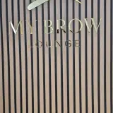 Cartel de logo de negocio 3D cortado a láser | Acrílico negro y metal | Decoración mural de recepción y salón | Branding profesional premium
