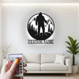 Insegna in metallo personalizzata Bigfoot Mountain Scene con luce LED regalo unico per appassionati di outdoor decor per cabine o lodge
