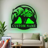 Personalisierte LED-beleuchtete Metall-Wandkunst mit Bär und Berg – Geschenk für Naturfreunde
