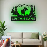 Insegna in metallo personalizzata con alce e LED | Arte faunistica da parete per decorazione di cabin | Targa con nome rustico per lodge