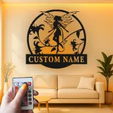 Personalisierte Feen-Namensschild | LED Metall-Wandkunst für das Mädchenzimmer | Individuelle Babyzimmer-Dekoration | Verzauberndes Feen-Garten-Geschenk