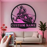 Insegna in metallo per pilota di motoslitta personalizzata | Arte murale LED | Regalo per sport invernali per garage e man cave