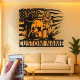 Insegna LED Personalizzata con Cacciatore e Cane da Caccia | Arte Personalizzata con Labrador Retriever | Regalo Patriottico per Cacciatori | Decorazione con Bandiera Americana