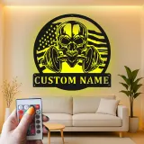 Insegna LED per palestra con teschio e manubrio | Arte murale in metallo personalizzata per home gym | Regalo per sollevatori di pesi con bandiera americana
