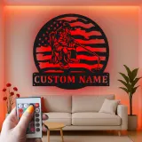 Décoration murale LED en métal pour pêche sur glace | Plaque personnalisée drapeau américain | Cadeau prénom personnalisé pour chalet ou maison au bord du lac