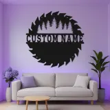 Enseigne en métal scie circulaire personnalisée | Décoration murale forêt de pins | Déco rustique pour chalet et cadeau d’atelier de menuisier | Compatible éclairage LED