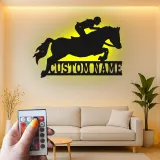 Arte Murale in Metallo LED con Cavallo in Salto | Insegna Equestre Personalizzata con Nome | Decorazione per Stalla e Fienile per Amanti dei Cavalli