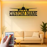 Décoration murale en métal personnalisée avec lumière LED d'avion - Cadeau d'aviation pour pilotes, décoration de hangar ou de bureau