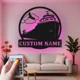 Insegna in Metallo Personalizzata con Nave da Crociera | Arte Murale Nautica LED | Regalo Personalizzato per Capitano | Decorazione da Viaggio Oceanico
