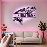 Insegna in metallo personalizzata con pesce e LED | Arte con nome del pescatore su misura | Arredo moderno rustico per casa al lago, baita e man cave