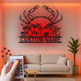 Personalisierte Krabbe mit Blumenmotiv – LED-Metall-Wandkunst, Küstengeschenk für Strandhaus-Deko