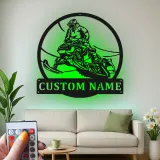Insegna in metallo per pilota di motoslitta personalizzata | Arte murale LED | Regalo per sport invernali per garage e man cave