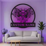 Insegna in metallo personalizzata con falena e teschio e luce LED - Regalo gotico personalizzato per decorare soggiorno unico