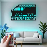 Plaque personnalisée camion de pompiers | Décoration murale LED en métal pour chambre d’enfant | Cadeau pompier personnalisé | Déco caserne