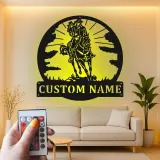 Décoration murale en métal personnalisée représentant un couple de cowboys à cheval avec rétroéclairage LED - Cadeau western - Décor rustique pour la maison