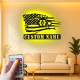 Cartel de metal con bandera americana y mecánico | Decoración de garaje LED personalizada | Arte mural con nombre a medida para él