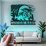 Arte in metallo personalizzata con alce | Insegna LED retroilluminata per decorazioni da cabin | Regalo rustico per cacciatori | Scena della foresta con bandiera USA