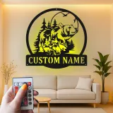 Insegna in metallo personalizzata con scena del bosco e orso retroilluminata, regalo di fauna selvatica per decorare la cabina rustica