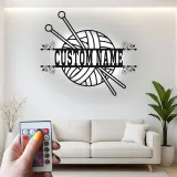 Cartel personalizado con nombre para tejedora | Arte mural LED de metal para salas de manualidades | Decoración personalizada de lana y agujas