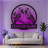 Insegna in metallo personalizzata con coppia di cardinali e luce LED - Regalo per amanti degli uccelli - Decorazione per soggiorno e natura 1