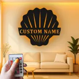 Cartel LED de Concha de Vieira | Decoración Costera Personalizada para Casa de Playa | Arte Náutico de Pared Personalizado | Placa de Nombre Inspirada en Art Deco para Baño