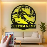 Personalisierte LED Metall-Wandkunst mit Skifahrer | Individuelles Ski-Hütten-Schild | Geschenk für Wintersportler | Alpen-Cabin-Dekor
