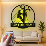 Décoration murale LED en métal Lineman | Silhouette d’électricien personnalisée | Panneau prénom sur mesure pour agent de réseau | Déco powerline
