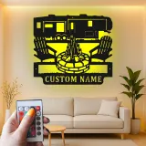 Insegna in metallo LED personalizzata con scena di campeggio RV, regalo per camper, decorazione per avventure all'aperto