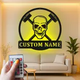Panneau en métal LED avec crâne et marteaux | Art mural personnalisé pour garage | Décor industriel gothique | Cadeau d'atelier
