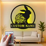 Insegna in metallo floreale con coniglio | Arte murale LED con nome personalizzato | Decorazione per cameretta con coniglietto | Regalo personalizzato per chi ama i conigli
